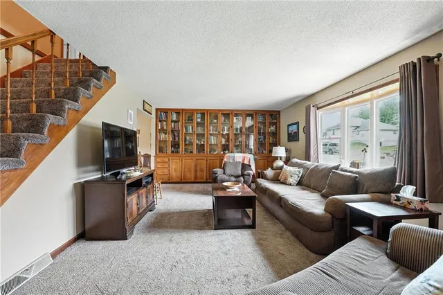 $299,500 | 1104 Frontier Street, Excelsior Springs, MO 64024