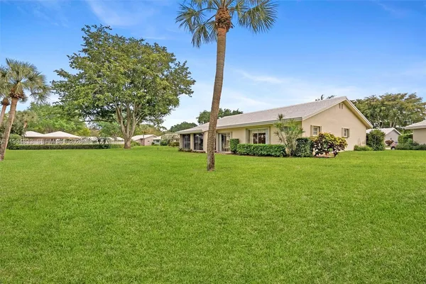 $609,000 | 5669 Pinecrest Circle, Boca Raton, FL 33433