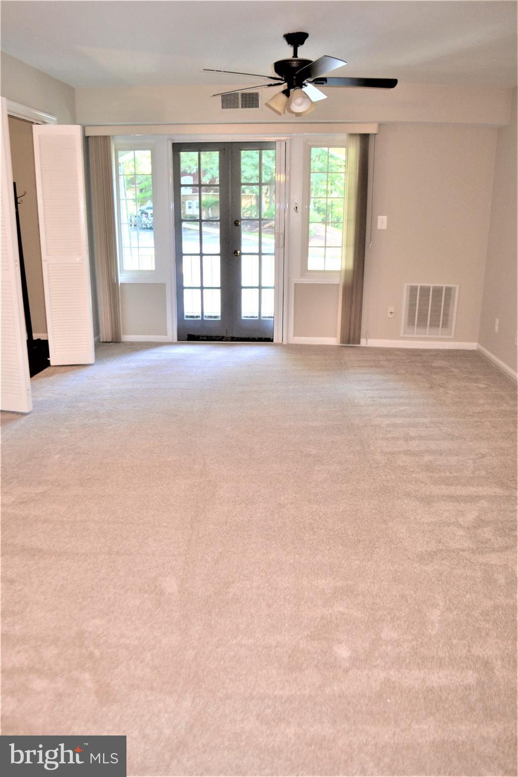 5905 Noblestown Road, Unit 56 Springfield, VA 22152 - Photo 2 of 32 Living Room