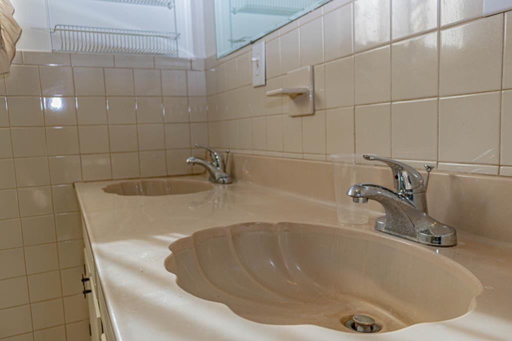 3520 Blue Springs Road Sweetwater, TN 37874 - Photo 22 of 49 a bathroom with a bathtub