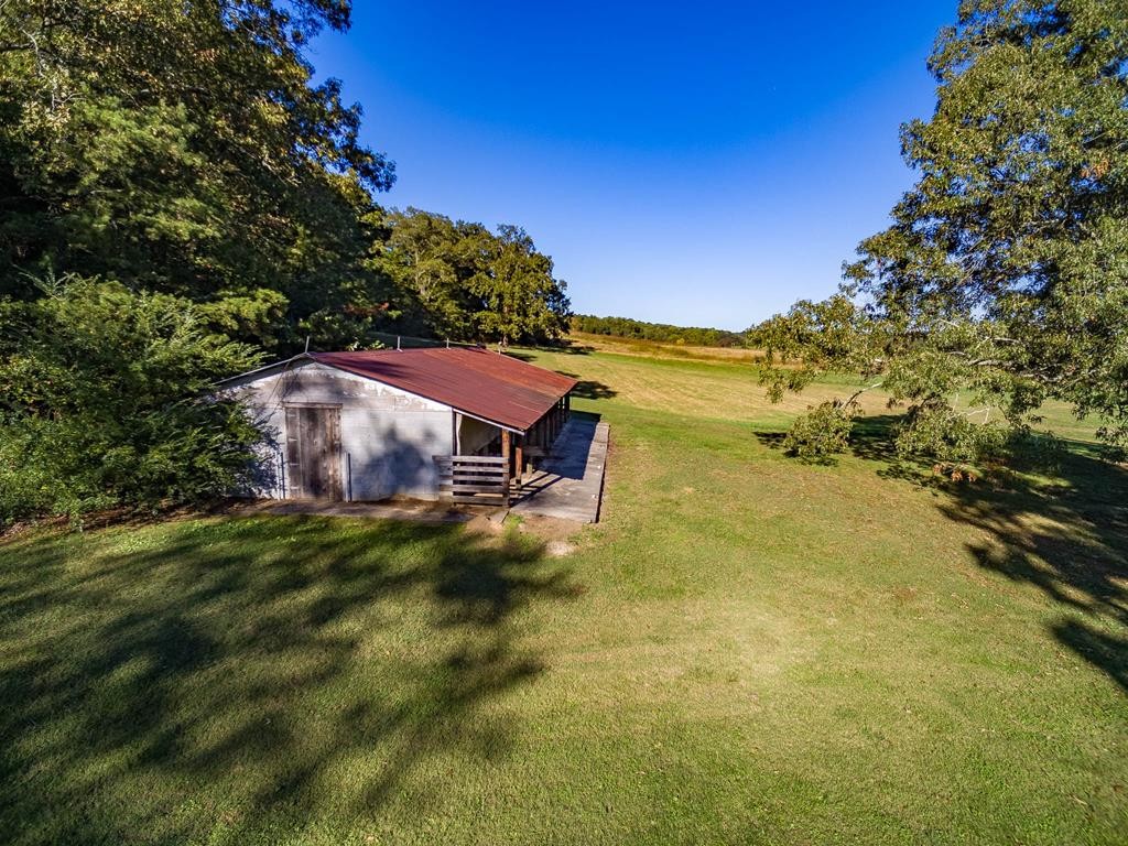 3520 Blue Springs Road Sweetwater, TN 37874 - Photo 38 of 49 a backyard of a house with table and chairs