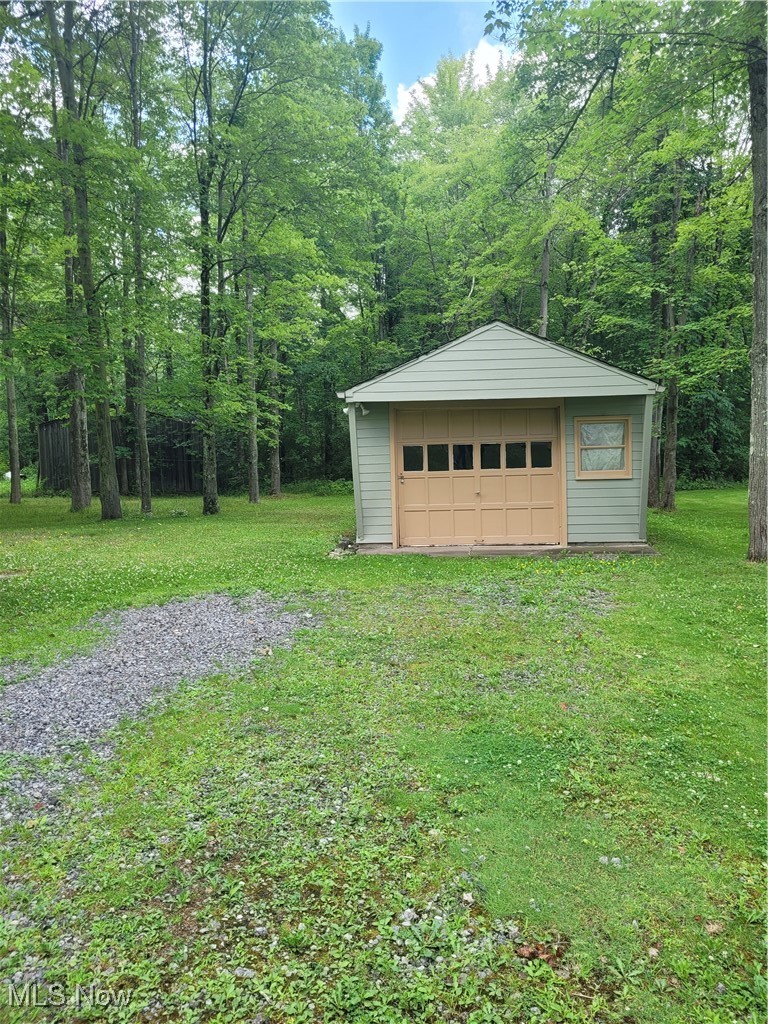 1062 Ridge Road Vienna, OH 44473 - Photo 2 of 11 Garage featuring a lawn