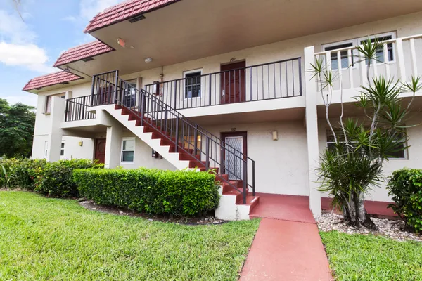 $2,600 | 20 Abbey Lane, Unit 102, Delray Beach, FL 33446