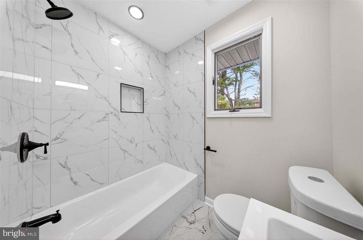 24 Vansant Road Newark, DE 19711 - Photo 20 of 44 a bathroom with a bathtub and toilet