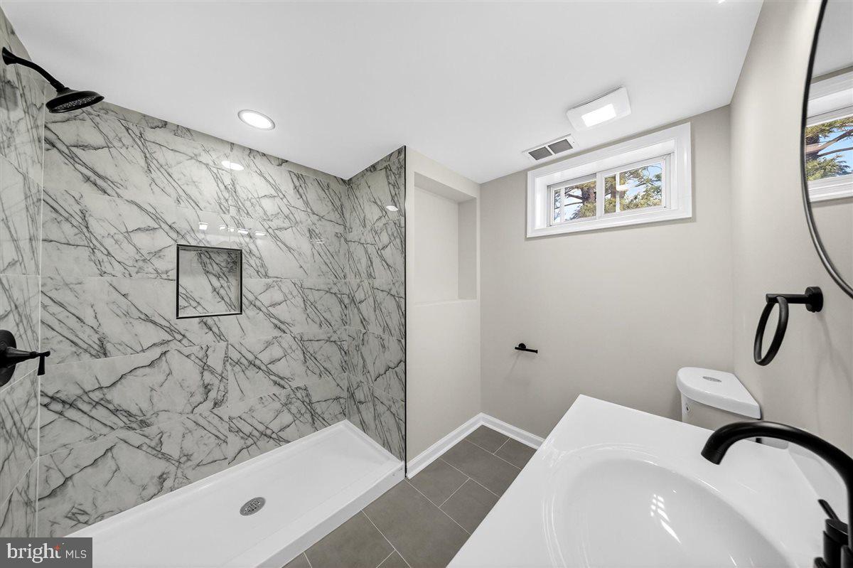 24 Vansant Road Newark, DE 19711 - Photo 29 of 44 a bathroom with a sink and a tub