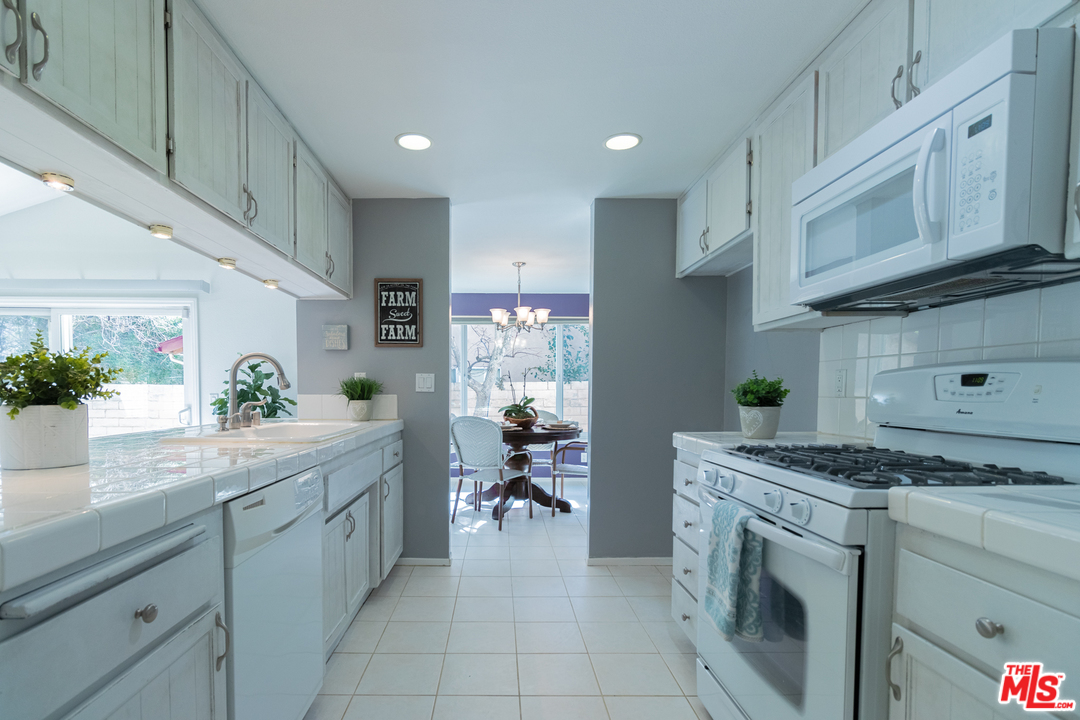 1910 Emory Avenue Simi Valley, CA 93063 - Photo 8 of 19 Gallery Image 8