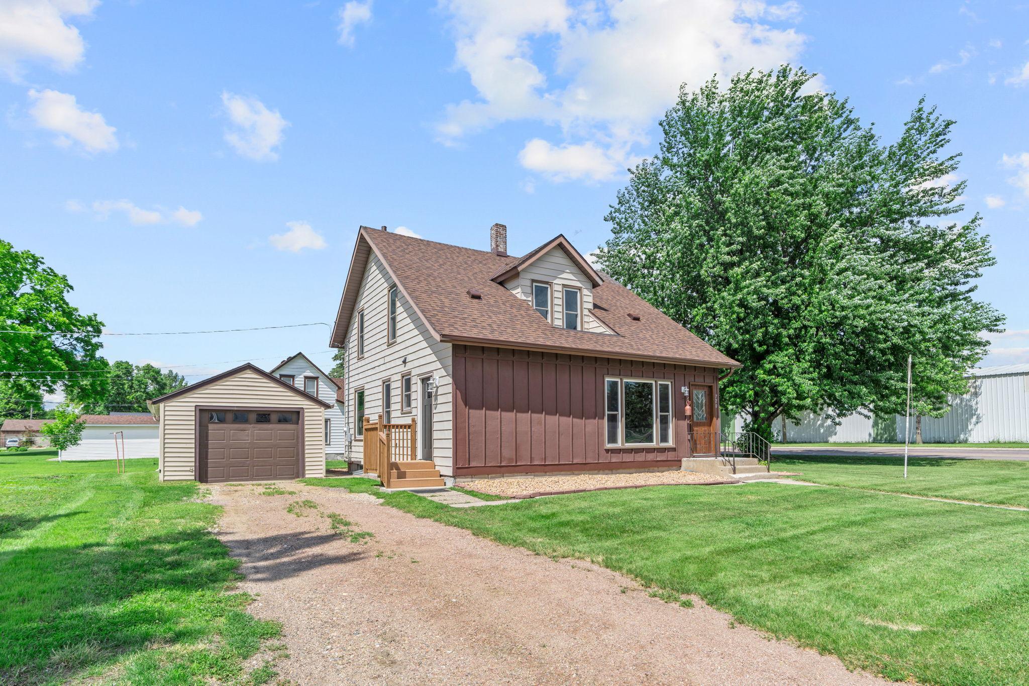 720 Fir Avenue Bird Island, MN 55310 - Photo 3 of 55
