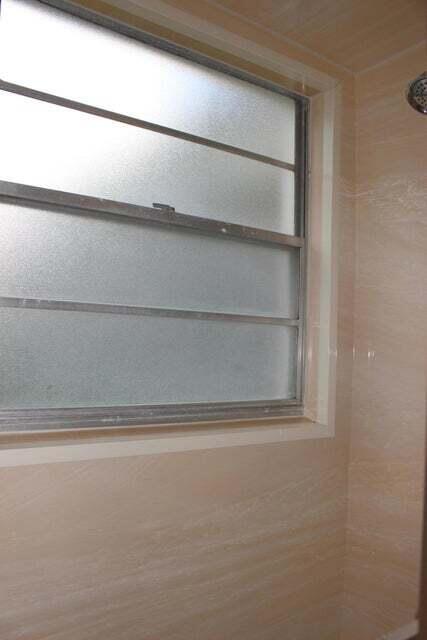 46 Mansfield B Boca Raton, FL 33434 - Photo 16 of 70 WINDOW IN SHOWER ROOM