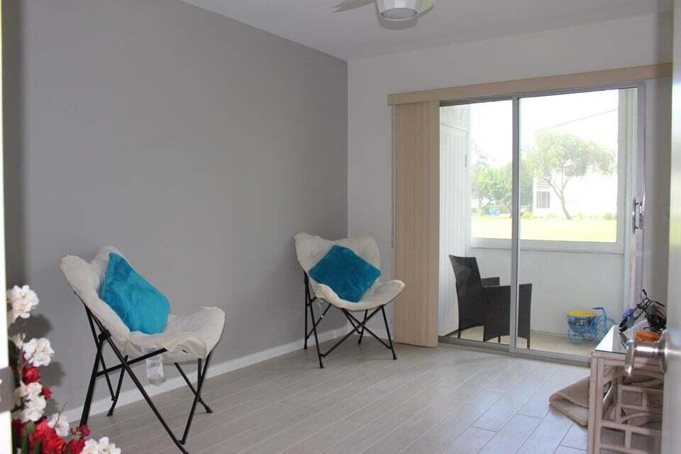 46 Mansfield B Boca Raton, FL 33434 - Photo 18 of 70 a living room with furniture and a window