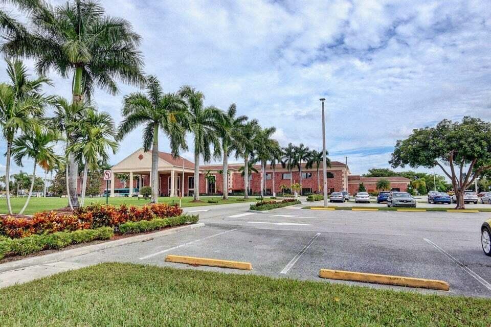 46 Mansfield B Boca Raton, FL 33434 - Photo 31 of 70 a front view of multiple houses with yard