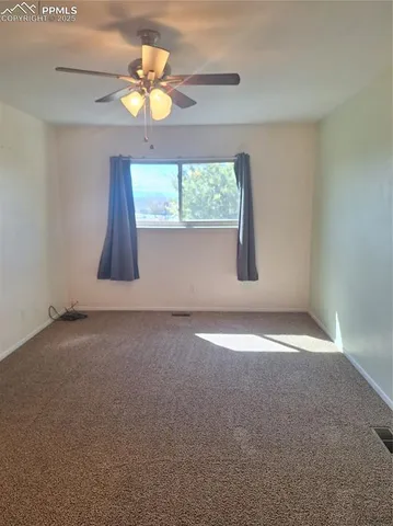 a view of empty room with window