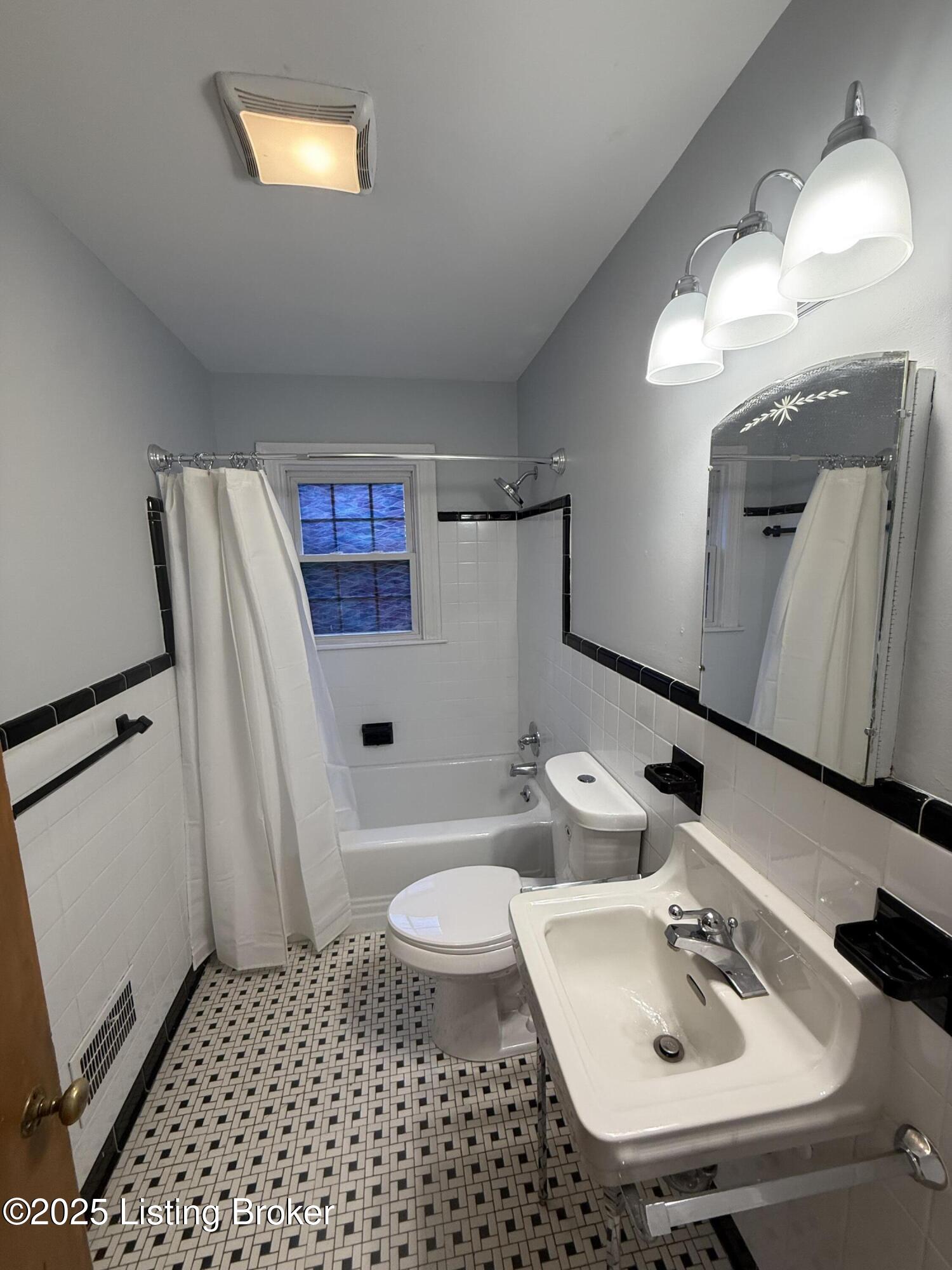 230 Tyne Road Louisville, KY 40207 - Photo 5 of 14 IMG_4913