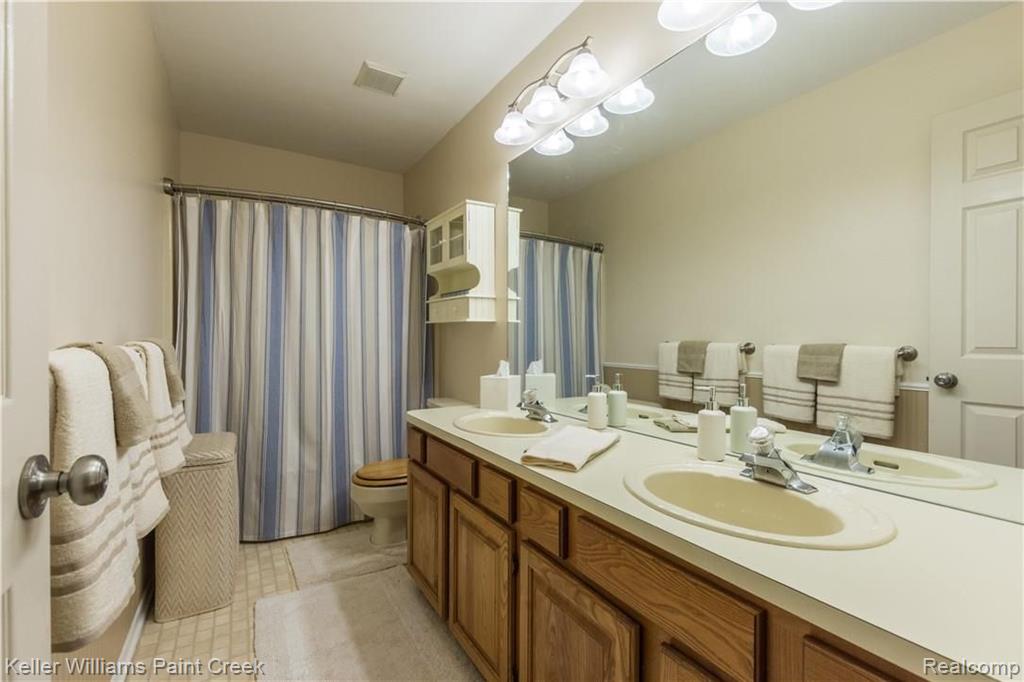 416 Ivy Wood Court Rochester Hills, MI 48307 - Photo 23 of 32