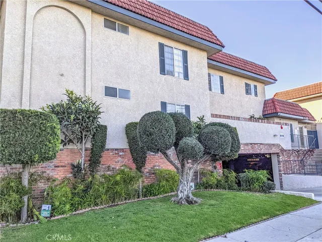 a view of a house with backyard and garden