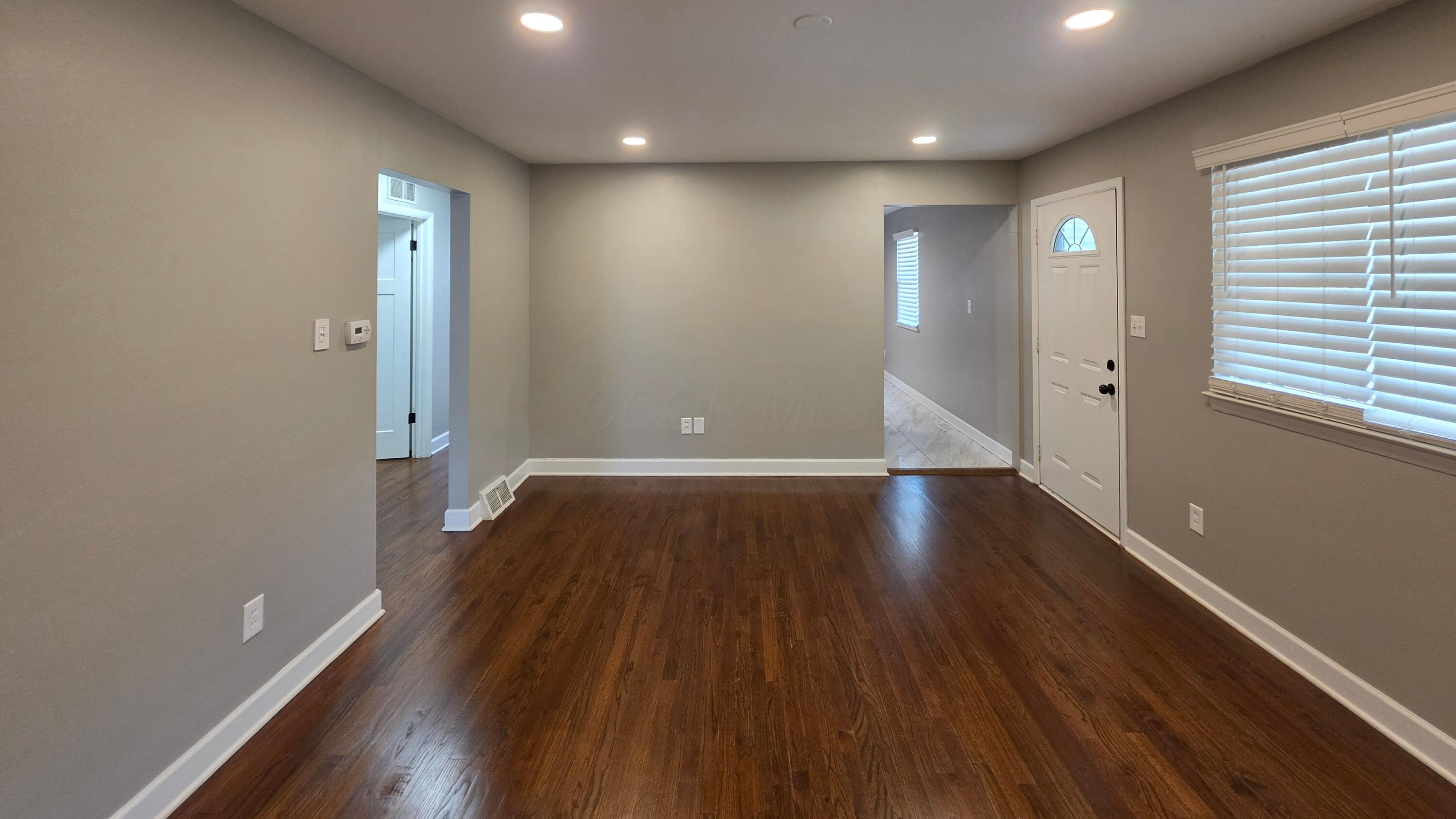 3137 Hillgate Road Columbus, OH 43207 - Photo 6 of 36 Living room