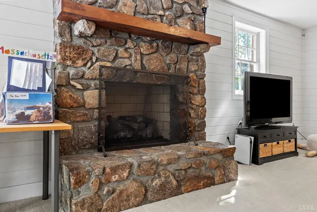 $900,000 | 207 Fox Runn Drive, Lynchburg, VA 24503