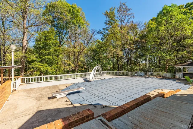 $900,000 | 207 Fox Runn Drive, Lynchburg, VA 24503