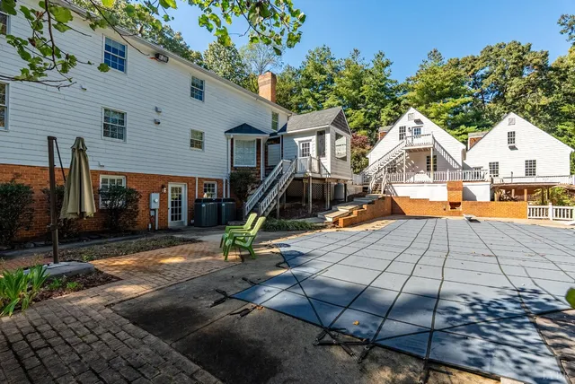 $900,000 | 207 Fox Runn Drive, Lynchburg, VA 24503