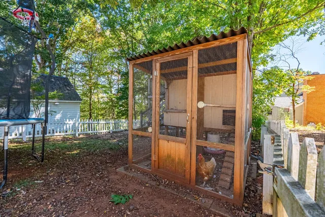 $900,000 | 207 Fox Runn Drive, Lynchburg, VA 24503