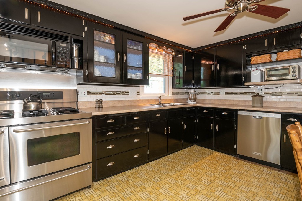 8 Davis Road Beverly, MA 01915 - Photo 12 of 30 Gallery Image 12