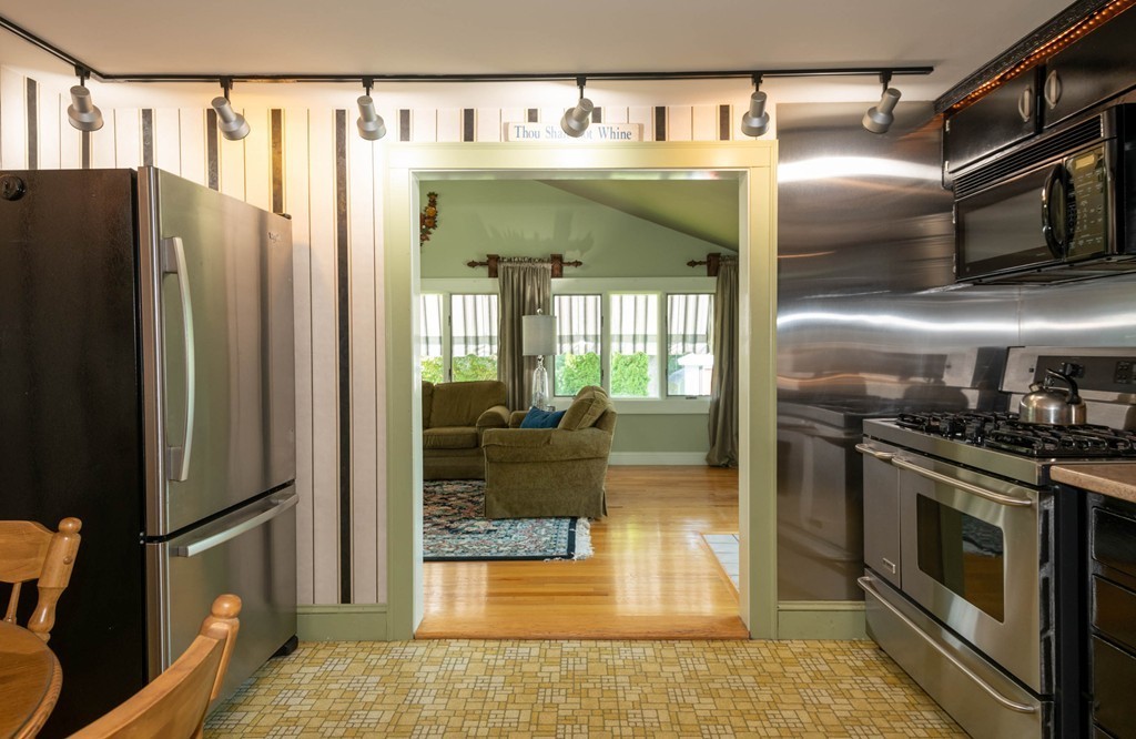 8 Davis Road Beverly, MA 01915 - Photo 14 of 30 Gallery Image 14