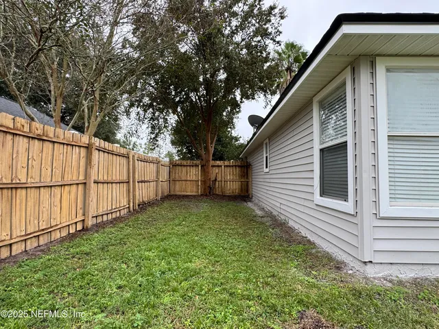 a view of a backyard