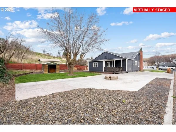 a view of a house with a yard