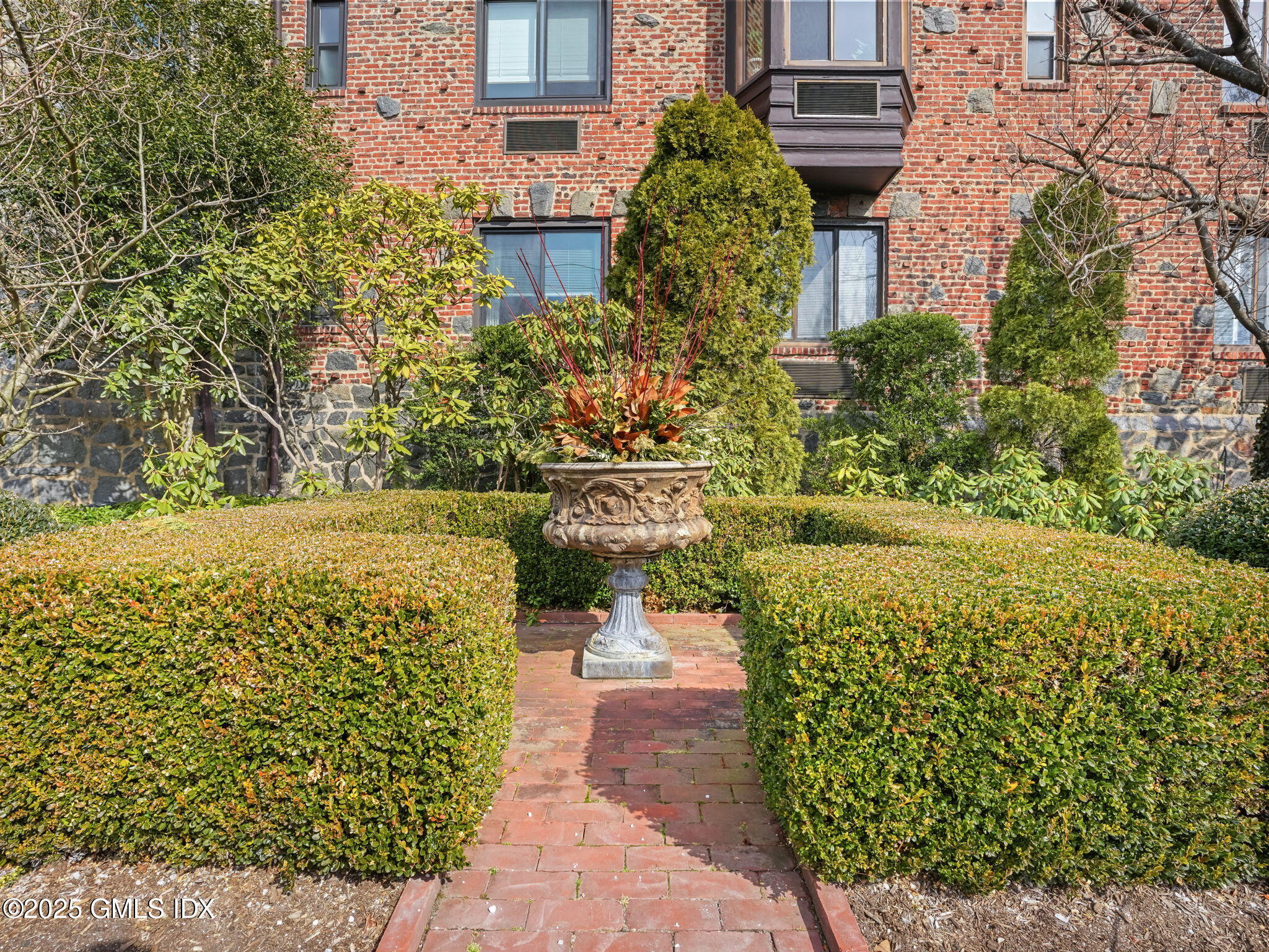 47 Lafayette Place, Unit 3H Greenwich, CT 06830 - Photo 15 of 18 a view of a pathway with a building in the background