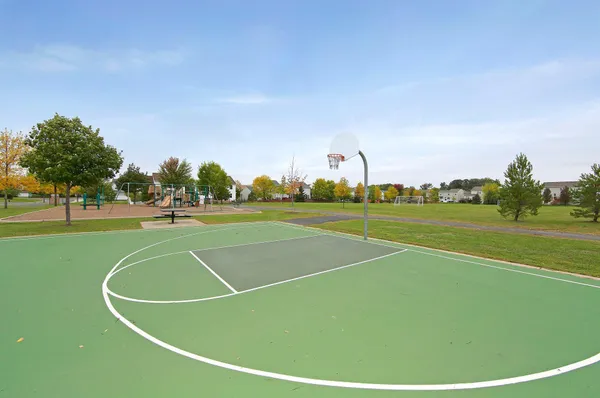 $525,000 | 18059 89th Place North, Maple Grove, MN 55311