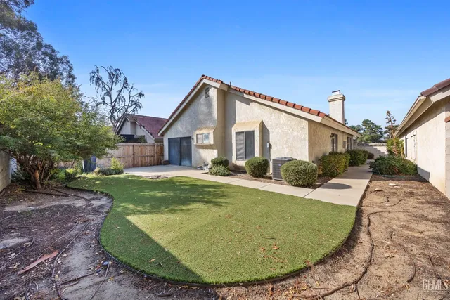 a view of a house with backyard