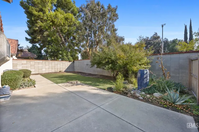 a view of a back yard