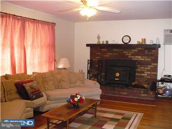 510 Jarvis Road Sicklerville, NJ 08081 - Photo 2 of 9 Living Room