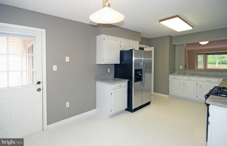 9089 Golden Sunset Lane Springfield, VA 22153 - Photo 18 of 30 Kitchen