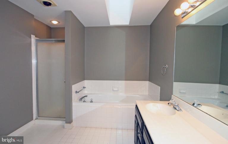 9089 Golden Sunset Lane Springfield, VA 22153 - Photo 26 of 30 Bath (Master)