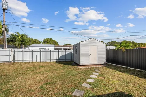 a view of a backyard