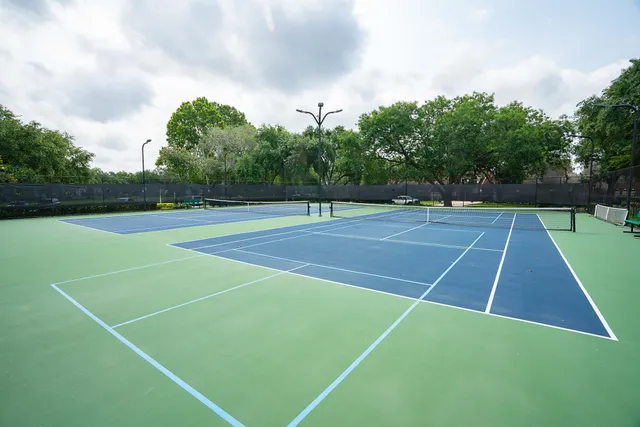 a tennis court that has tennis net