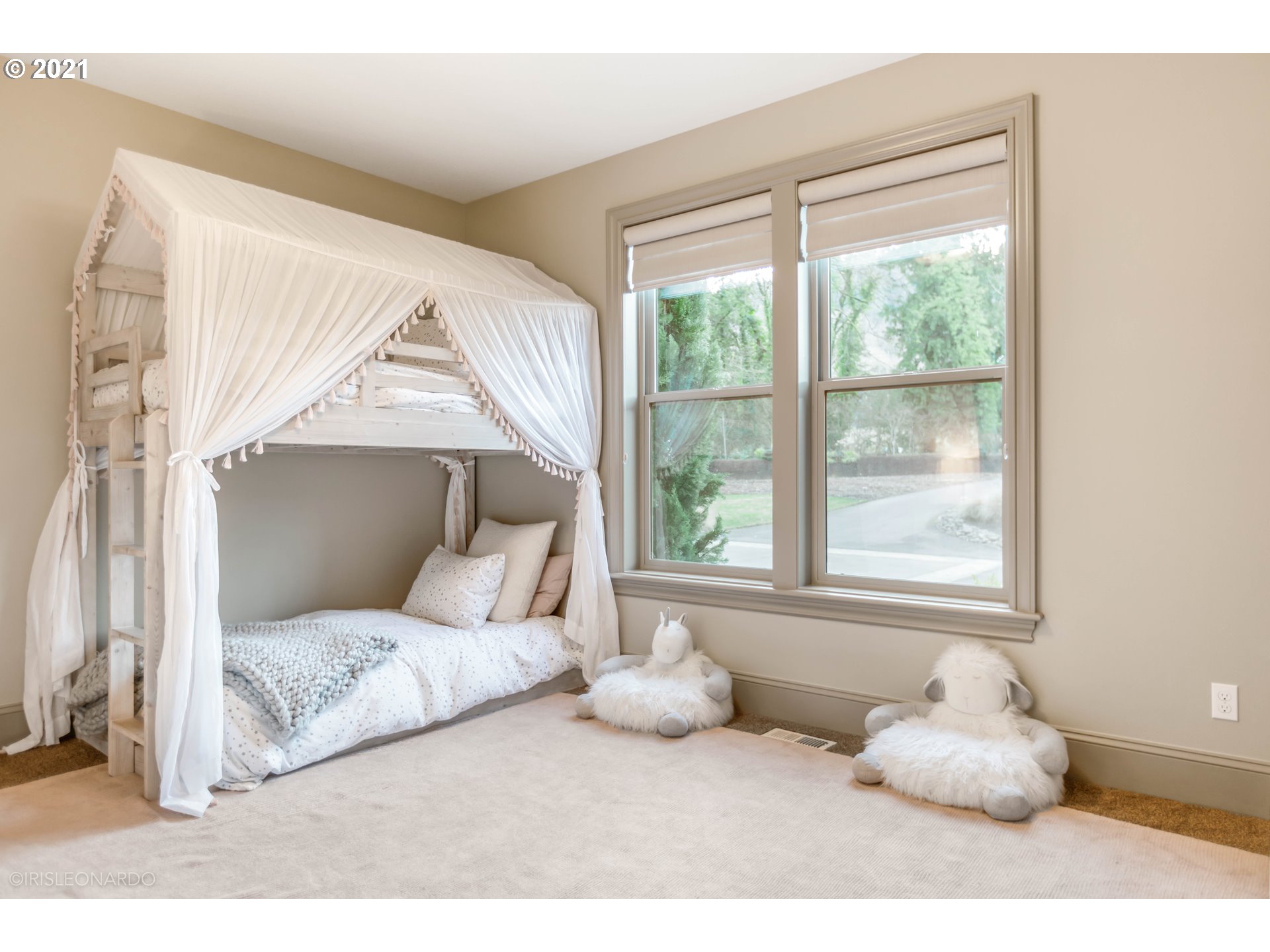 22260 Southwest Ribera Lane West Linn, OR 97068 - Photo 22 of 32 Gallery Image 22