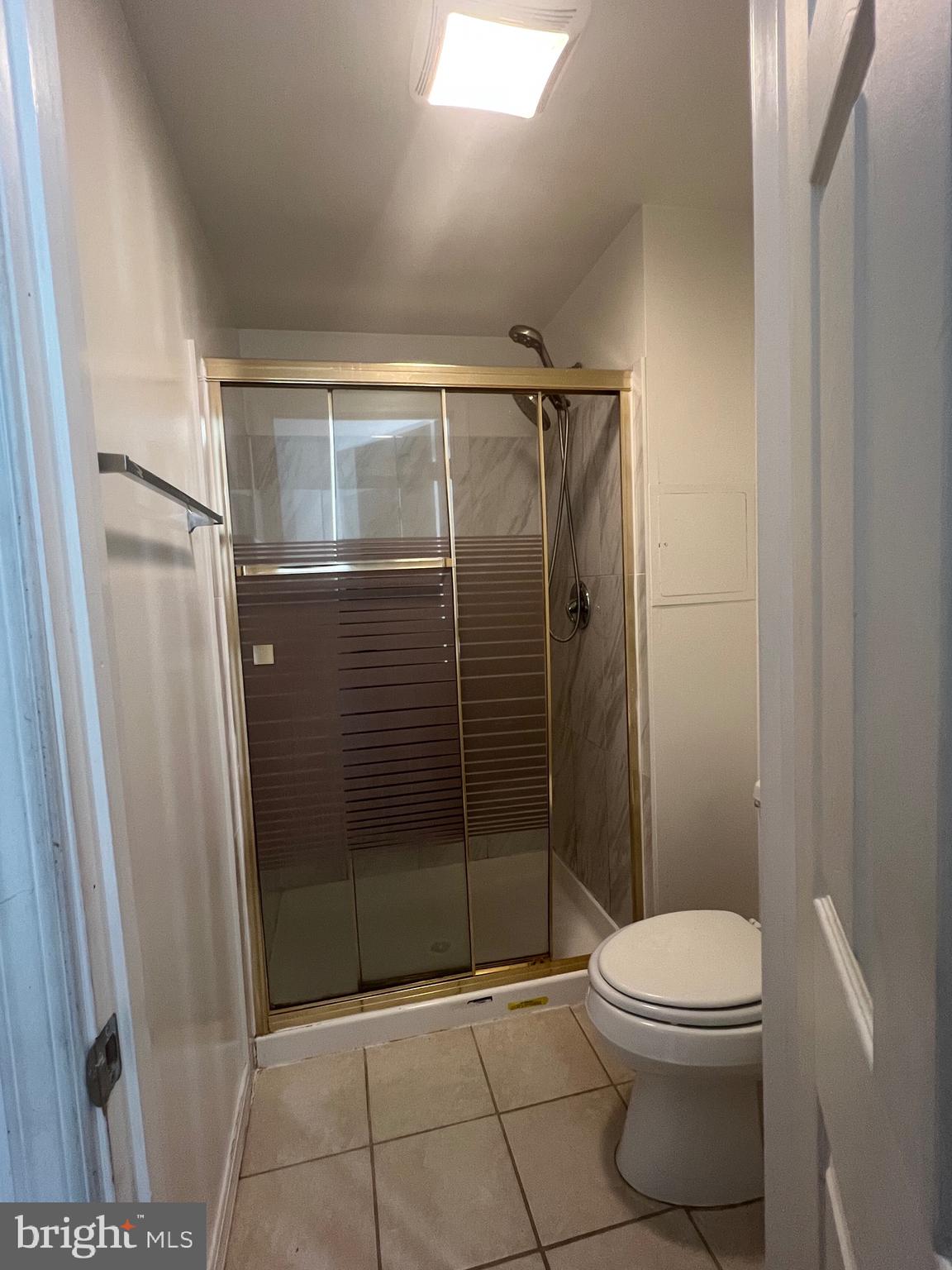 18804 Creeper Lane Gaithersburg, MD 20879 - Photo 10 of 20 a bathroom with a toilet and a shower