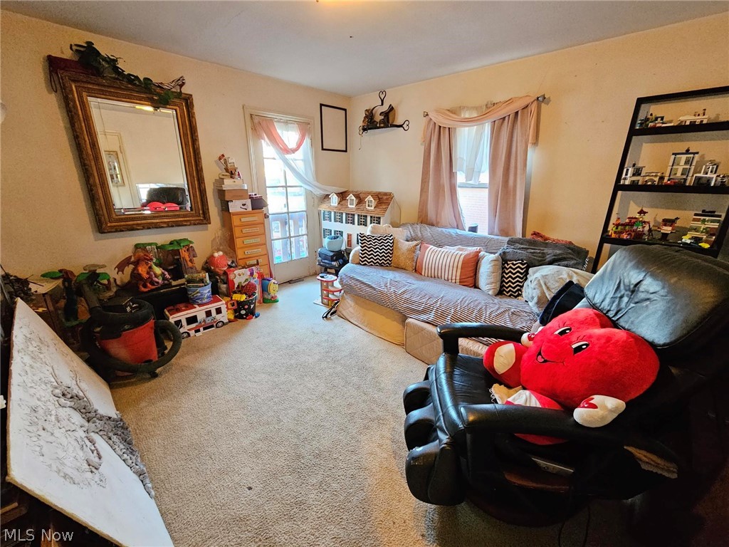 13513 Cedar Road Cleveland, OH 44118 - Photo 6 of 36 View of carpeted living room