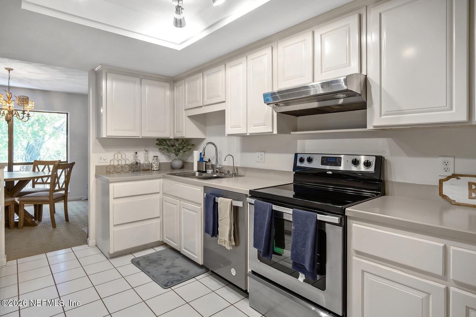 8012 Hollyridge Road, Unit 17U Jacksonville, FL 32256 - Photo 4 of 22 a kitchen with cabinets appliances and a window
