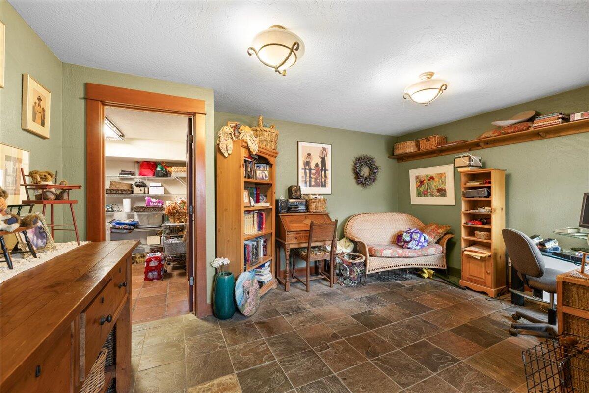 2751 Dark Hollow Road Medford, OR 97501 - Photo 13 of 32 13