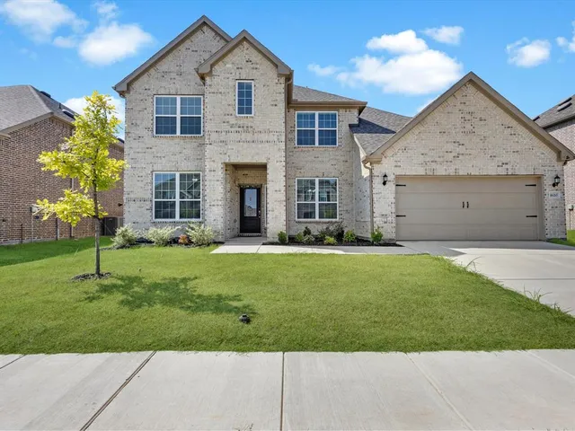 a view of a yard in front of a house with a yard
