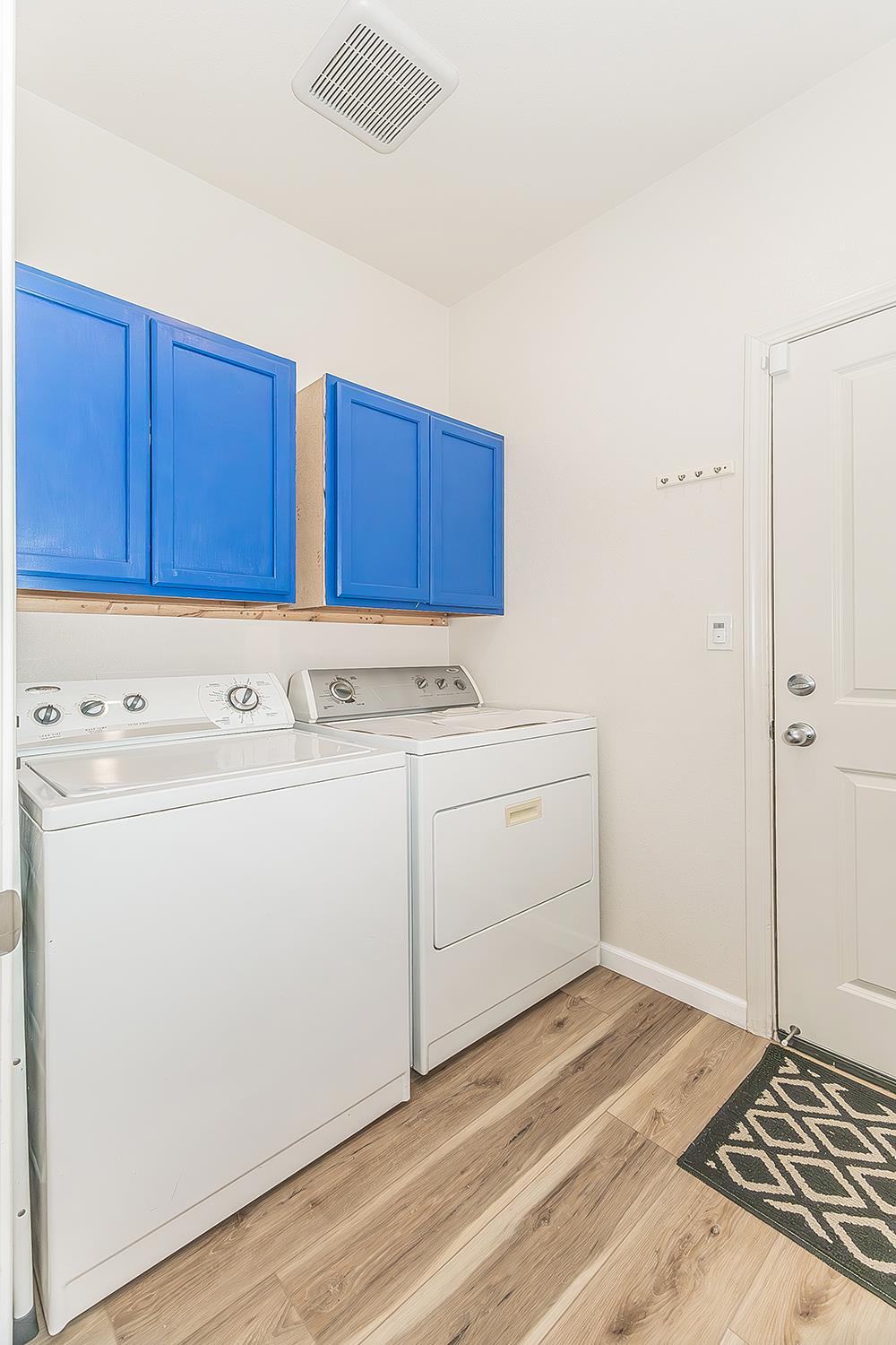 1428 Shoreside Drive Madera, CA 93637 - Photo 19 of 22 a utility room with dryer and washer