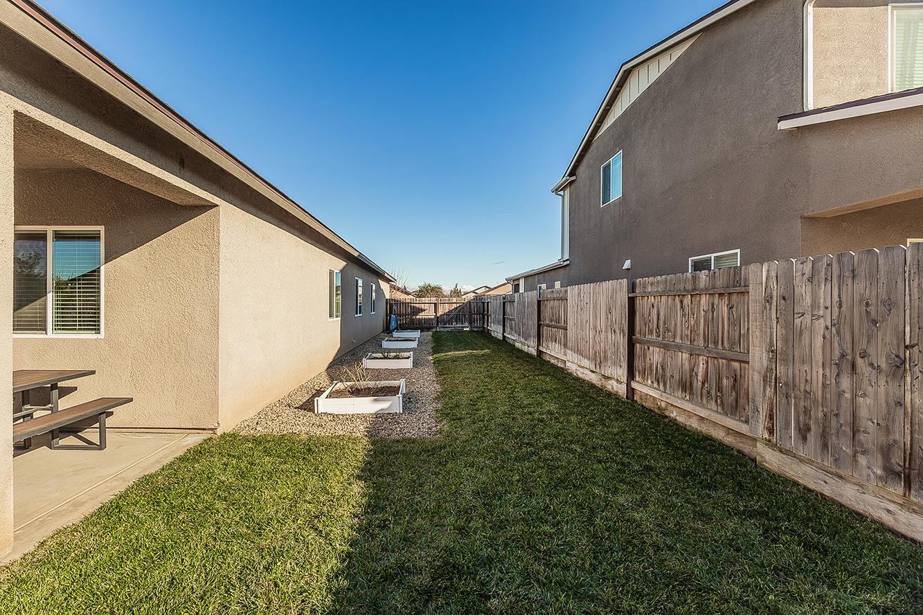 1428 Shoreside Drive Madera, CA 93637 - Photo 22 of 22 a backyard of a house with table and chairs