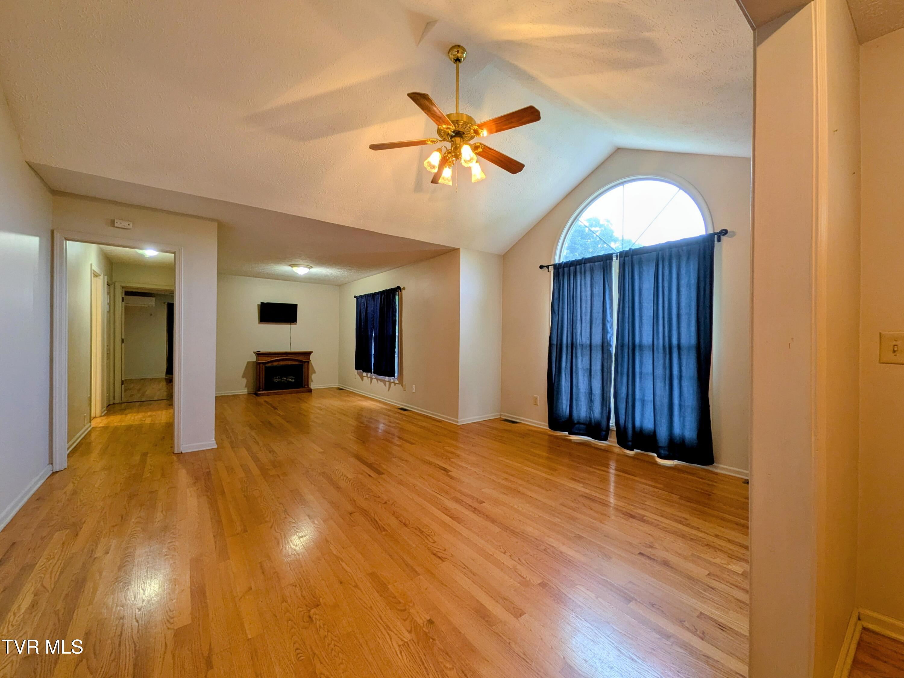 113 Nave Hollow Road Elizabethton, TN 37643 - Photo 10 of 91 Living Room