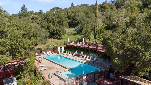 a view of a back yard