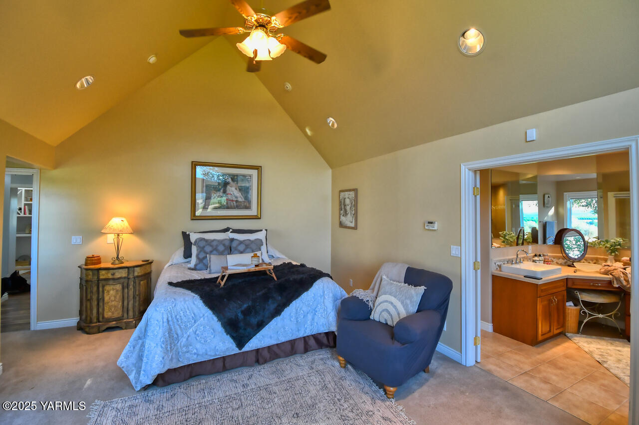 15783 Fisk Road Yakima, WA 98908 - Photo 26 of 61 Impressive primary suite