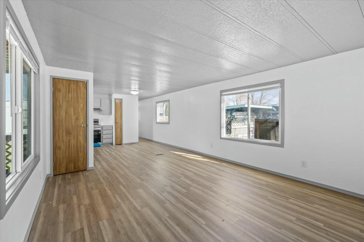 470 Old Highway 62, Unit 40 Eagle Point, OR 97524 - Photo 9 of 22 Living room