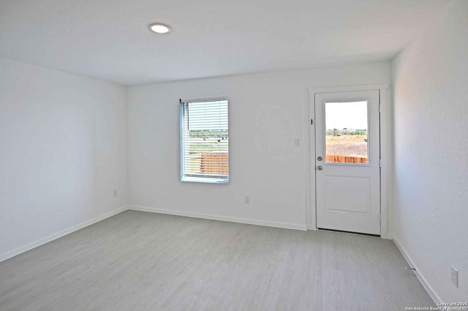 5014 Winecup Cove Converse, TX 78109 - Photo 6 of 25 an empty room with a window