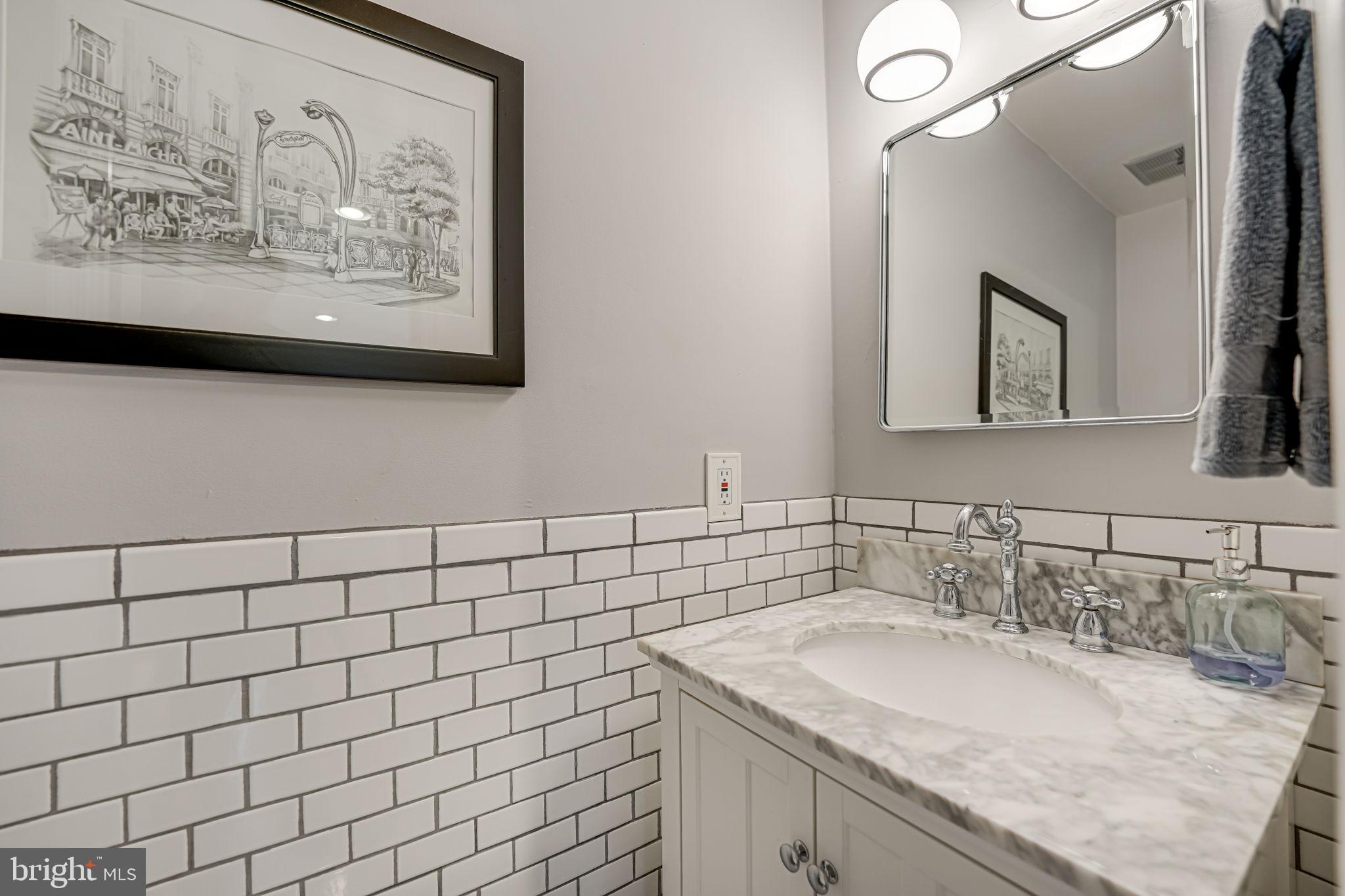 108 East Glebe Road, Unit B Alexandria, VA 22305 - Photo 15 of 34 Powder Room